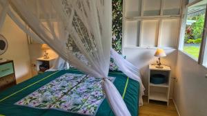 Postel nebo postele na pokoji v ubytování Ecolodge Mata Api Fare Tiare