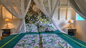 Postel nebo postele na pokoji v ubytování Ecolodge Mata Api Fare Tiare