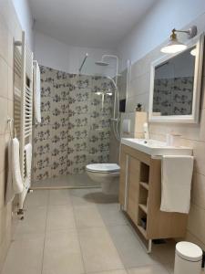 ein Badezimmer mit Waschbecken, Toilette und Dusche in der Unterkunft Apartament Corvin 3 in Hunedoara + 29 Fotos