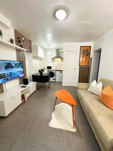 a living room with a couch and a table at L'écrin d'Orphée in Bagnolet