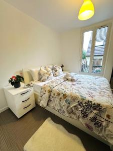 a bedroom with a bed and a window at L'écrin d'Orphée in Bagnolet