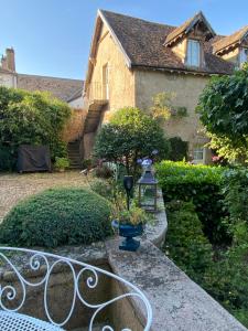 a garden with a gate in front of a house at maison delalonde Autun centre charmant meublé 5 places in Autun +9 photos