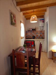 チレシトにあるCabañas "Amanecer"の木製のテーブルとダイニングルームのあるキッチン