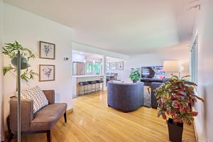 ein Wohnzimmer mit Couch und Tisch in der Unterkunft Chinook Executive Entire House in Calgary + 34 Fotos