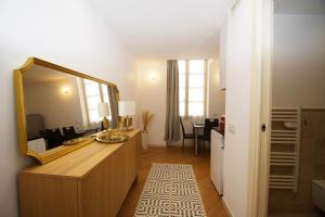 a bathroom with a large mirror and a sink at Princes Victoria Standing Presta in Cannes