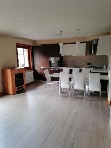 Una sala de estar con una mesa y sillas blancas. en Casa di Bambi, en Valdidentro