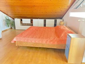 VergiaKonstamar Resort的带一张大床和木质天花板的卧室