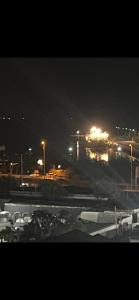 una città di notte con un edificio sullo sfondo di Boulvard Residence a Baku