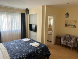 Un dormitorio con una cama con dos toallas encima. en Thalassa Beach Resort, en Trikomo 71 fotos más