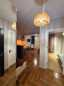 Una sala de estar con dos luces y un comedor. en VictoryStreetApartment, en Kutaisi
