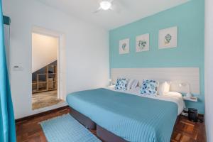 Postel nebo postele na pokoji v ubytování Scenic Home with Panoramic Sea & Mountain Views in São Vicente + 31 fotografií