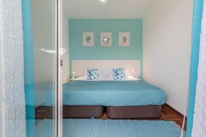 Postel nebo postele na pokoji v ubytování Scenic Home with Panoramic Sea & Mountain Views in São Vicente