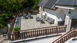 an overhead view of a patio with chairs and tables at Villa Attilio in Balsorano Vecchio