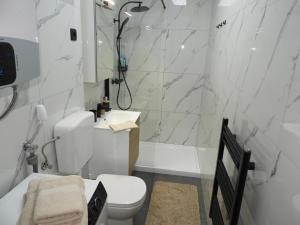 Koupelna v ubytování ONYX Apartments + 6 fotografií