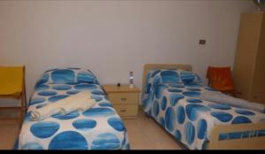 two beds sitting next to each other in a bedroom at Oasis House in Acireale +50 photos