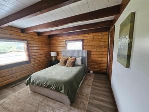 Postel nebo postele na pokoji v ubytování The Barton House - Luxury Mountain Chalet