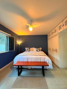 Giường trong phòng chung tại Suíte espaçosa em bairro bem localizado