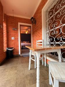 Khu vực ghế ngồi tại Suíte espaçosa em bairro bem localizado