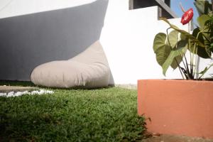 ディックウェラにあるBakamuna Villaの庭の芝生の上に置かれた白い枕