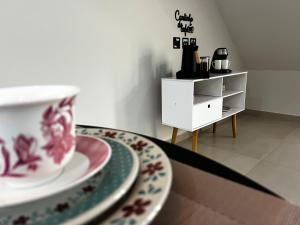 una mesa con dos platos en una habitación en Conforto a 8min da Canção Nova com Garagem, en Cachoeira Paulista