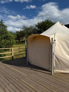 ein großes Zelt auf einem Holzdeck in der Unterkunft Glamp Shepit in Shepot