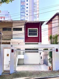 3 quartos a 400m do metro Ana Rosa في ساو باولو: منزل أبيض وأحمر مع مرآب للسيارات