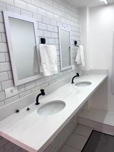 3 quartos a 400m do metro Ana Rosa في ساو باولو: حمام به مغسلتين ومرآتين