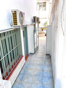 3 quartos a 400m do metro Ana Rosa في ساو باولو: شرفة مع مروحة على جانب المبنى