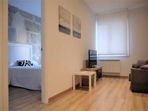 Postel nebo postele na pokoji v ubytování Charming Apartment in Ourense overlooking the City