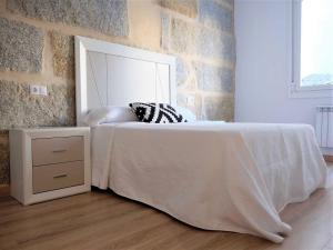 Postel nebo postele na pokoji v ubytování Charming Apartment in Ourense overlooking the City