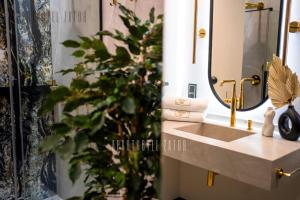 Koupelna v ubytování Aparthotel ZATOR Glam 52 jacuzzi + 35 fotografií