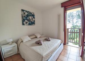 a bedroom with a bed with two stuffed animals on it at BookingPeschiera bei Gardaland in Peschiera del Garda +59 photos