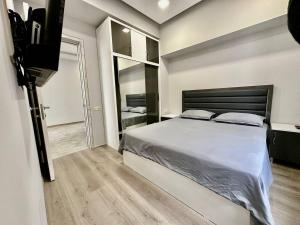 a bedroom with a bed and a television in it at Jaukaus pobuvio Oaze in VNO