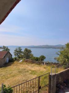 a view of a body of water from a house at New Riyork Sweet Home in Geres