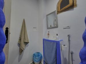 baño con aseo y espejo en la pared en Casa Autiui, en Chefchaouen 19 fotos más