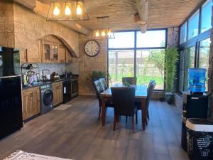 Kuchyň nebo kuchyňský kout v ubytování منتجع كفريا السياحي-عجلون Kufraya Resort-Ajloun
