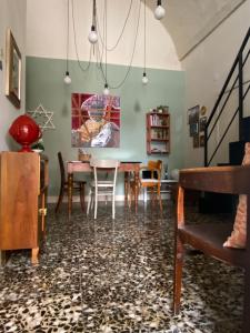 Una sala de estar con mesa y sillas y un comedor. en Casa VicoloLungo Nardó, en Nardò