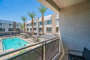 グレンデールにあるModern 1BD Walk to Westgate Pool Gym WDのヤシの木とスイミングプール付きのアパートメントバルコニー +51枚の写真