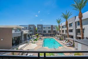 グレンデールにあるModern 1BD Walk to Westgate Pool Gym WDのリゾートのプールの画像