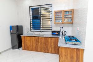 een keuken met een spoelbak en een koelkast bij Tanga Home Rentals in Tanga +8 foto's