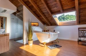 un ampio bagno con vasca e finestra di La Rectoral de Besullo a Besullo