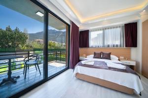 una camera da letto con un letto e una grande finestra di Villa TURK a Fethiye Altre 57 foto