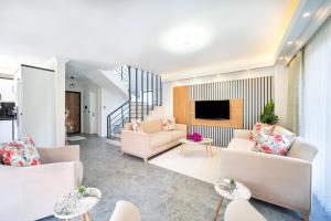 un soggiorno con divani e TV a schermo piatto di Villa TURK a Fethiye