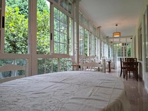 une grande chambre avec un grand lit et des fenêtres dans l'établissement Oasis Ponte San Lázaro, à Saint-Jacques-de-Compostelle