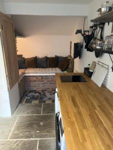 Kuchyň nebo kuchyňský kout v ubytování Cosy one bed studio apartment in the heart of Belper