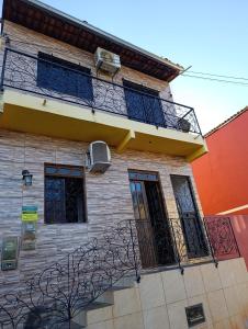 a building with a staircase and a balcony at Escapada do Sonho in Lençóis