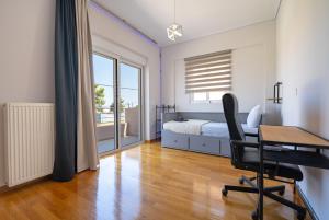 Un dormitorio con una cama, un escritorio y una silla. en Villa Mareluna by Traser, en Artemida