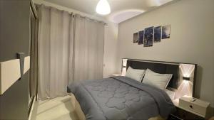 un dormitorio con una cama en una habitación en Chalet for rent for families of 5-8, en El Alamein