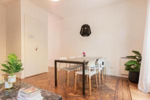 a dining room with a table and chairs at Fliphaus - Cerviño 3 Bd Palermo Chico in Buenos Aires