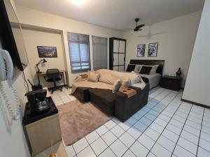 a living room with a couch and a table at Studio no Sudoeste in Brasilia
